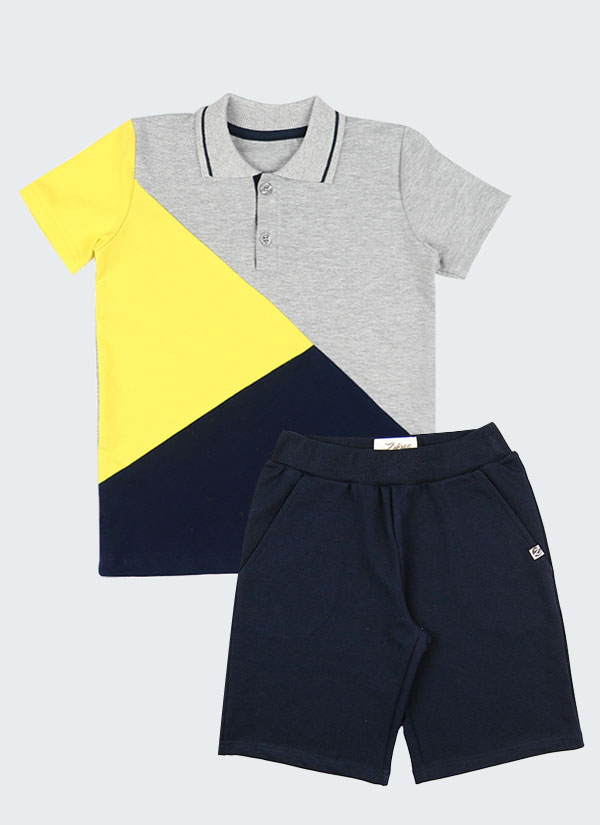 Спортна риза и къс панталон е комплект, който се състои от риза от трико в сив меланж с цветни платки по диагонал в звънливо жълт цвят и тъмно синьо и класически къс панталон в тъмно син цвят, Момчета 2 - 5 години, Zinc