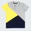 Спортна риза и къс панталон е комплект, който се състои от риза от трико в сив меланж с цветни платки по диагонал в звънливо жълт цвят и тъмно синьо и класически къс панталон в тъмно син цвят, Момчета 2 - 5 години, Zinc (само ризата)