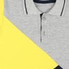 Спортна риза и къс панталон е комплект, който се състои от риза от трико в сив меланж с цветни платки по диагонал в звънливо жълт цвят и тъмно синьо и класически къс панталон в тъмно син цвят (ризата отблизо), Момчета 2 - 5 години, Zinc