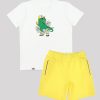Тениска с динозавър и къс панталон с цветни ленти е комплект с тениска с принт в екрю и къс панталон в жълт цвят с цветни ленти на двата странични джоба и на задния джоб, Момчета 2 - 10 години, Zinc