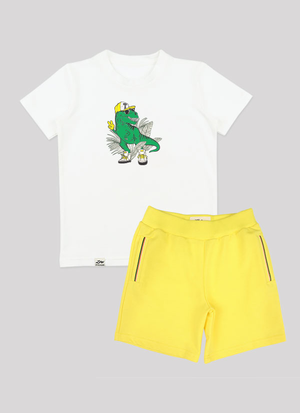 Тениска с динозавър и къс панталон с цветни ленти е комплект с тениска с принт в екрю и къс панталон в жълт цвят с цветни ленти на двата странични джоба и на задния джоб, Момчета 2 - 10 години, Zinc