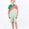 Тениска с цветни платки + къс панталон е комплект от класически къс панталон в цвят млечна мента и тениска с асиметричен дизайн в млечна мента с цветни платки по диагонал в горната част в бг зелен цвят и корал, Момчета 2 - 10 години, Zinc