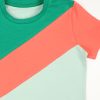 Тениска с цветни платки + къс панталон е комплект от класически къс панталон в цвят млечна мента и тениска с асиметричен дизайн в млечна мента с цветни платки по диагонал в горната част в бг зелен цвят и корал, Момчета 2 - 10 години, Zinc (тениската отблизо)