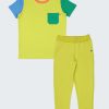 Тениска с цветни ръкави и долнище в цвят горчица е комплект с тениска с основен цвят горчица, левият ръкав и джобът са в бг зелен цвят, десният ръкав е в цвят аква, бието по врата е в цвят корал, Момчета 2 - 10 години, Zinc