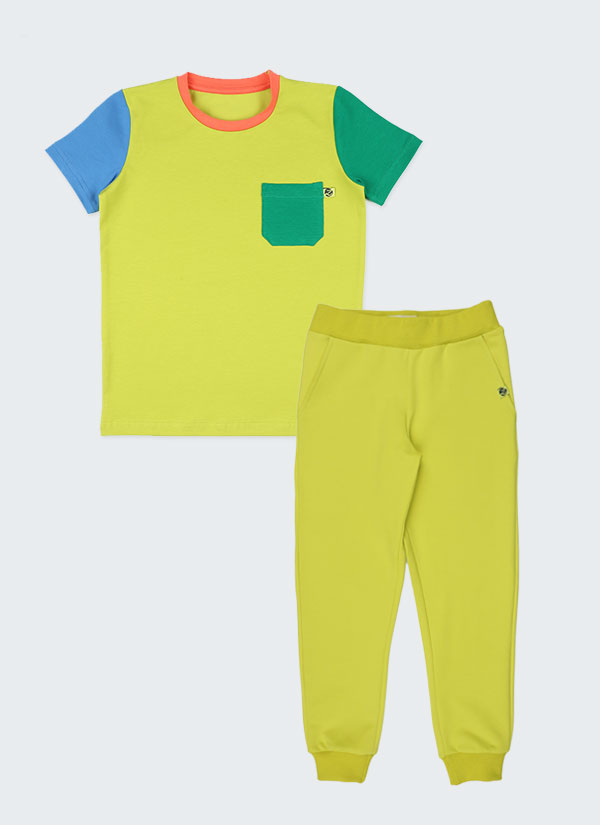 Тениска с цветни ръкави и долнище в цвят горчица е комплект с тениска с основен цвят горчица, левият ръкав и джобът са в бг зелен цвят, десният ръкав е в цвят аква, бието по врата е в цвят корал, Момчета 2 - 10 години, Zinc