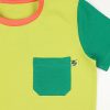 Тениска с цветни ръкави и джоб е с основен цвят горчица, левият ръкав и джобът са в бг зелен цвят, десният ръкав е в цвят аква, бието по врата е в цвят корал, Момчета 2 - 10 години, Zinc (отблизо)