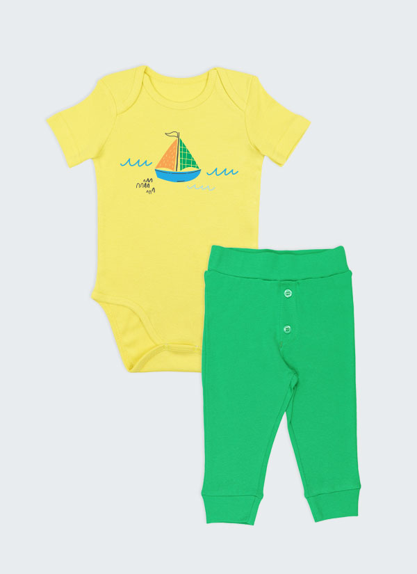Боди с принт с лодка и панталон с копчета е от класическо боди с прехлупване на рамото и закопчаване с тик так копчета на дъното с принт с динозавър в жълт цвят, и панталон с ластик на талията и маншети на крачолите и две копчета на шлица за декорация в зелен цвят. Момчета 6 м. - 2 г. Zinc