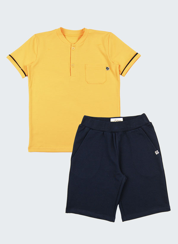 Риза с джоб и къс панталон е комплект от риза с две копчета на деколтето с къс ръкав с пипинг при подгъва и малък джоб в тъмно жълт цвят, и класически къс панталон с ластик на талията, подгъв на крачола и два странични джоба в тъмно син цвят, Момчета 3 - 7 години, Zinc